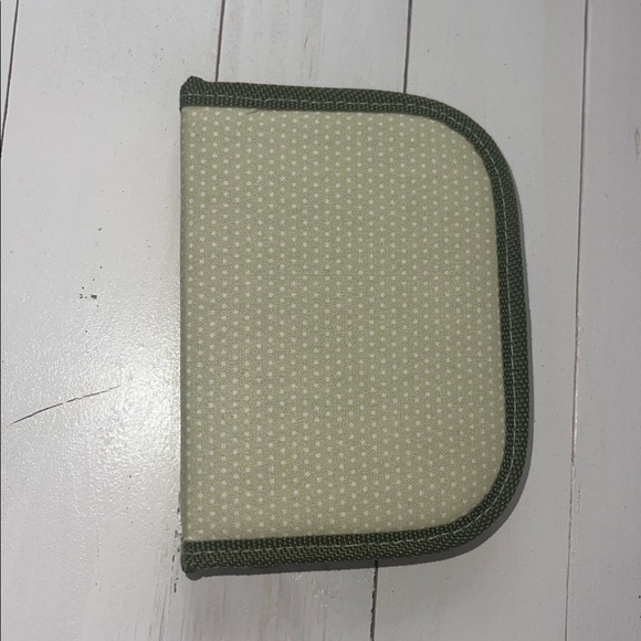 Compact Green Sewing Kit - Picture 2 of 3